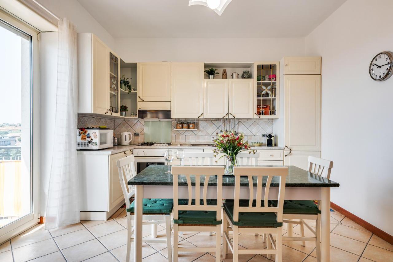 Roomy And Bright Apartment With Balconies X6 Catania Bagian luar foto
